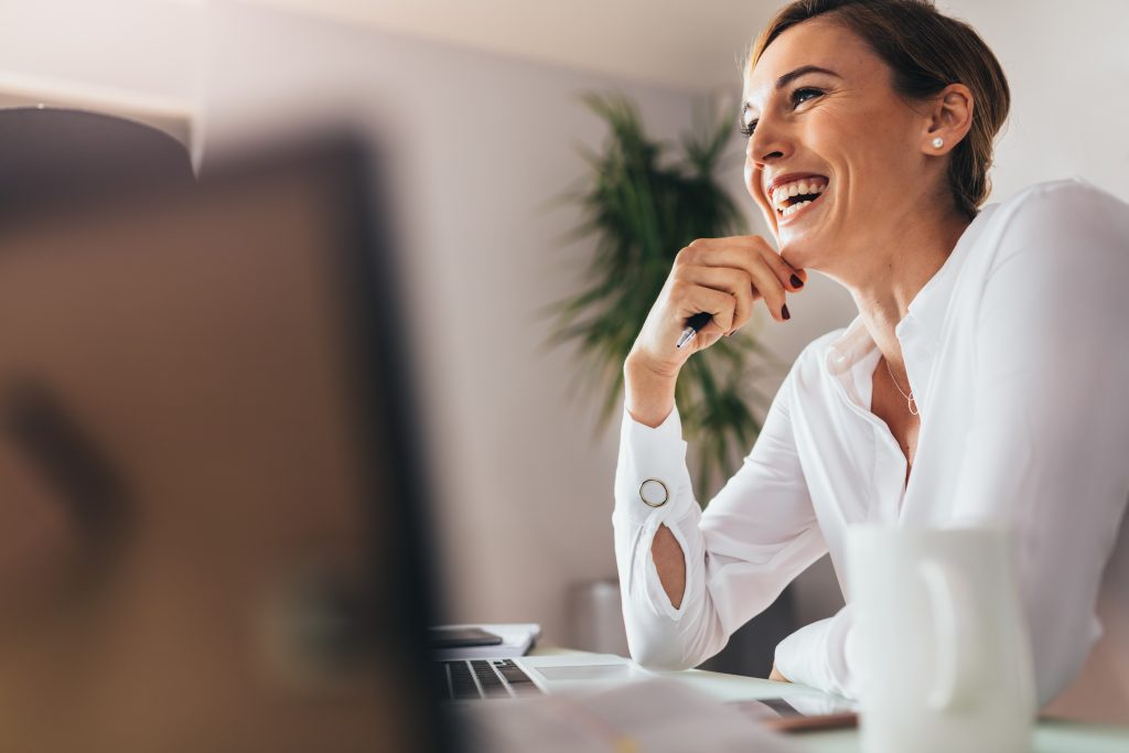 Femme d'affaires épanouie à son bureau