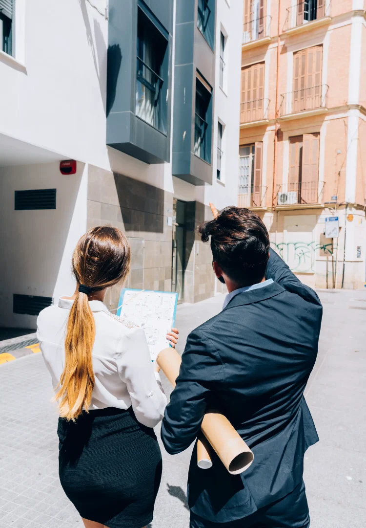Un homme et une femme avec des plans en mains